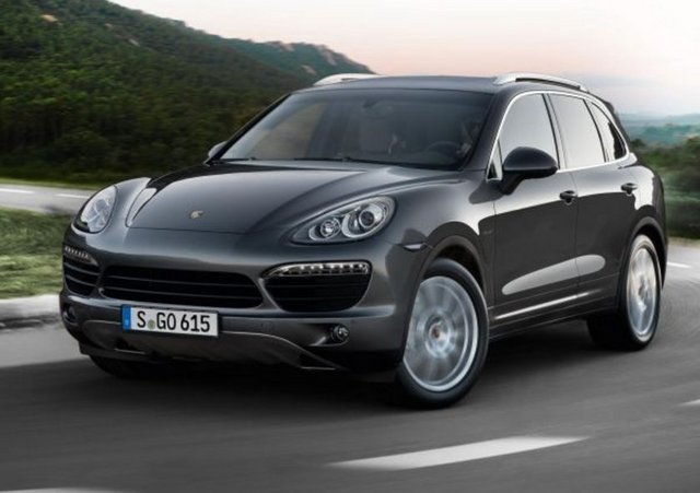 Cübbeli Hoca'nın kızları mekândan son model Porsche Cayenne'le ayrılırken, kendisi de Lincoln cipiyle evinin yolunu tuttu.