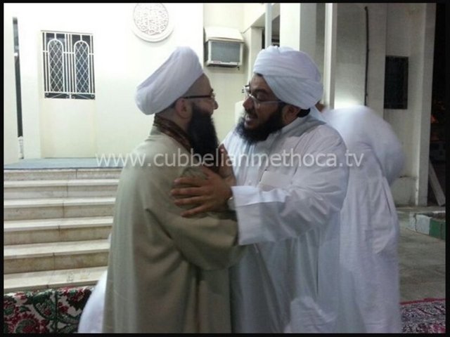 Cübbeli Ahmed Hoca, büyük veli merhum Seyyid Muhammed Alevi Maliki Hazretlerinin medresesini ziyâret etti. Oğlu ve Halifesi olan Seyyid Ahmed Mâliki Hazretleri, talebelerini toplayarak Hocanın beraati için uzun virdler okuyarak dua ettiler -