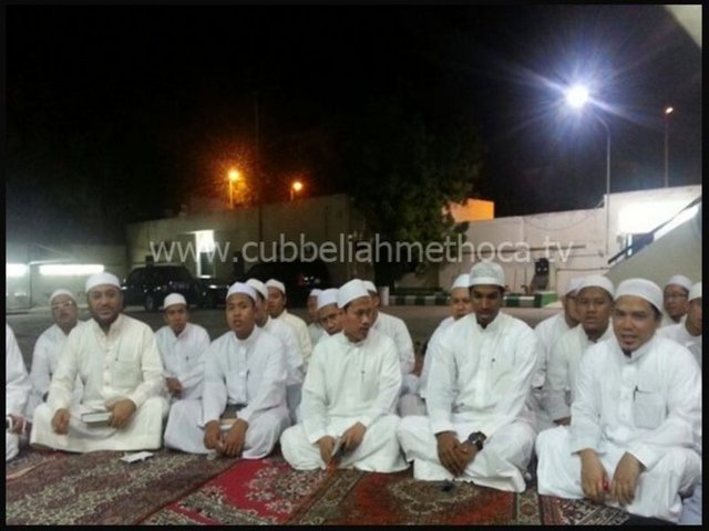 Cübbeli Ahmed Hoca, büyük veli merhum Seyyid Muhammed Alevi Maliki Hazretlerinin medresesini ziyâret etti. Oğlu ve Halifesi olan Seyyid Ahmed Mâliki Hazretleri, talebelerini toplayarak Hocanın beraati için uzun virdler okuyarak dua ettiler -