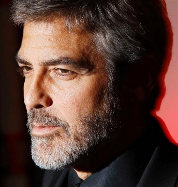 Hollywood'un yakışıklı aktörlerinden George Clooney bir yardım kuruluşuna 10 dolar bağış yapacak kadınlardan biri ile kura sonucu bir gece beraber olacağını açıkladı.