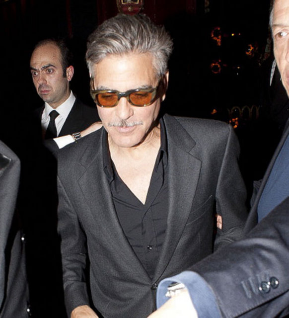 George Clooney şanslı kadının uçak ve hotel harcamalarını da kendi cebinden ödeyeceğini belirtti.