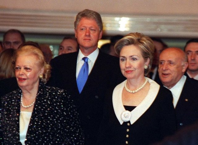 Çankaya yıllarından bir fotoğraf... Dönemin ABD Başkanı Bill Clinton, eşi Hillary Clinton ile Köşk'te ağırlanırken...