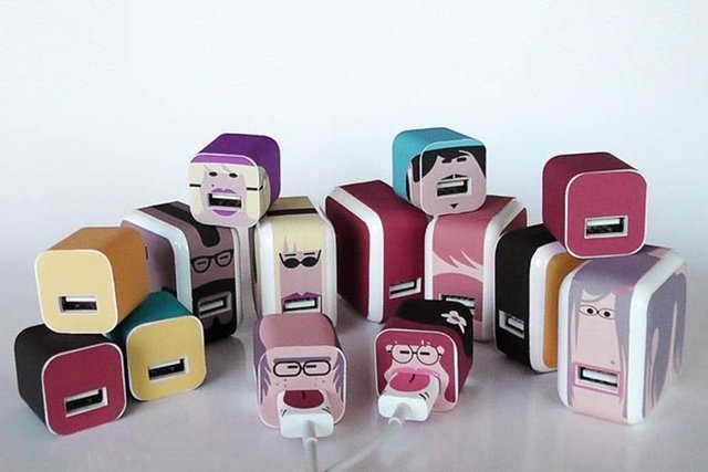 Süslenmiş şarj aparatları.