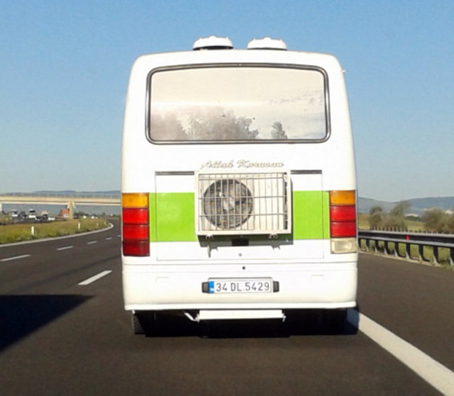 Klimalı otobüs, Bolu'dan Ankara istikametine giderken, diğer sürücülerin dikkatini çekti. Bunaltan sıcak hava sebebiyle takıldığı düşünülen klima, otobüsün arkasında ilginç görüntü oluşturdu...