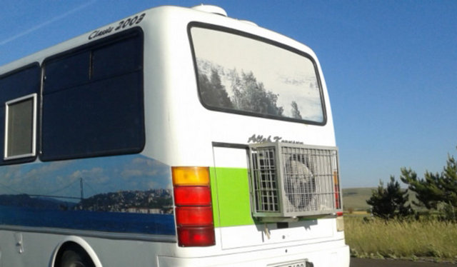 En 'yaratıcı' tasarımlar TEM Otoyolu'nda seyir halinde olan otobosün arkasına takılan kocaman klima, görenleri şaşkına çevirdi...