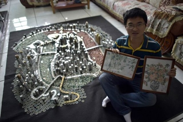 Aylarca günde 2 saat çalışan He Peiqi, 11 farklı ülkeye ait 50 bin metal para kullandı.