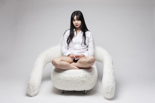 Kolçakları çıkarılabilir koltuğun, sırt bölümü de istenildiği gibi ayarlanabilir esnek metal konstrüksüyona ve pofuduk kaplamaya sahip.