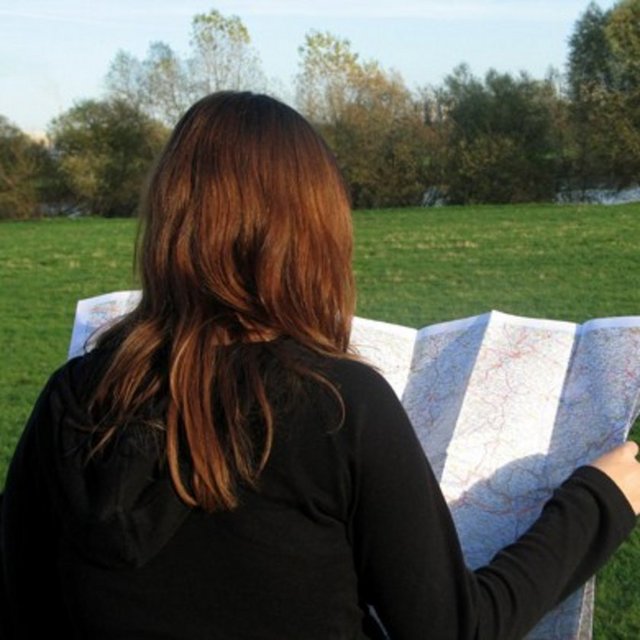 Kaybolun Daha önce hiç girmediğiniz bir sokağa girin ve mümkünse kaybolun; bırakın ayaklarınız sizi götürsün.