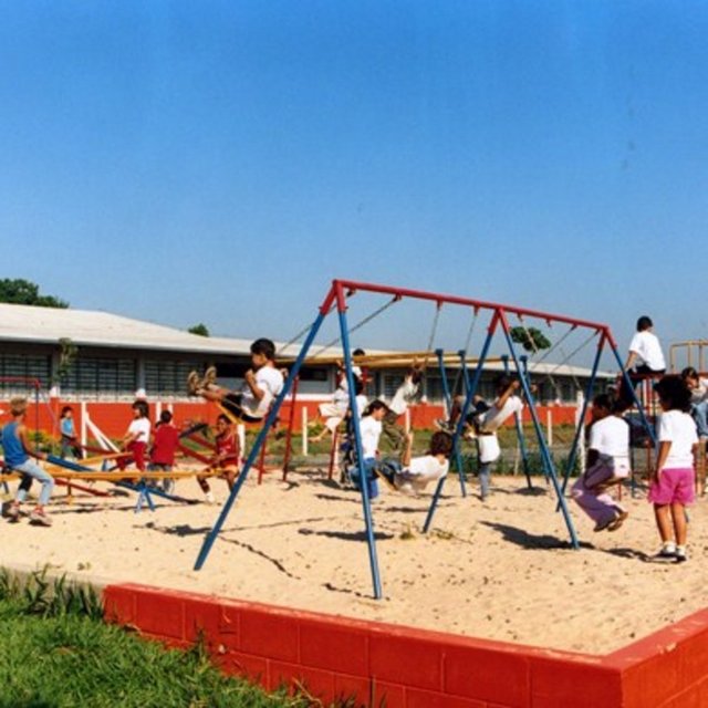 Çocuklarla ilgilenin İster evinizden size fazla gelen, isterseniz de bir dükkândan alacağınız birkaç oyuncak ya da kırtasiye malzemesiyle yakınınızdaki bir okula gidin. Çocuk sesleri sizi mutlu edecektir.