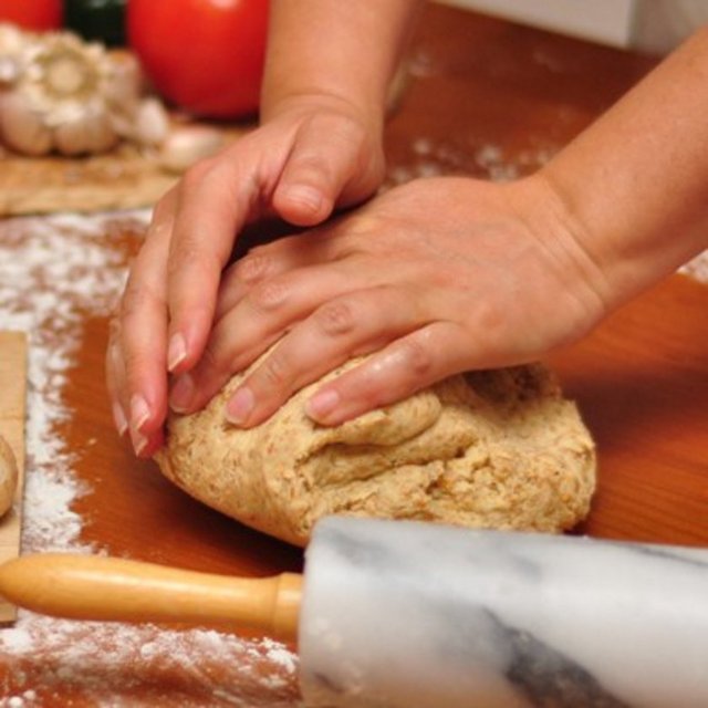 Yoğurun Hamur yoğurmak en güzel terapilerden biridir. Evde ekmek ya da pizza yapmayı deneyin. Hamuru uzun uzun yoğurun.
