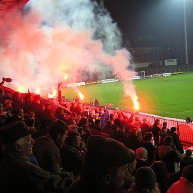 Maç izleyin Futbolla aranız iyi olmayabilir. Olsun. Stada gidin ve maçı tezahüratlarla izleyin.