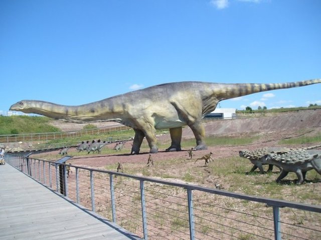 Dünyanın yaşamış en uzun canlısı olduğu tahmin edilen Amphicoelias dinozorunun 55, 60 metre boyundan daha uzun olması mümkün olmayacaktır, çünkü hiçbir iskelet sistemi oluşacak tonlarca ağırlığı Dünyanın yer çekimine karşı kaldıramayacaktır.
