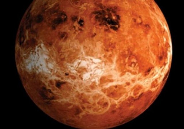 Venüs saat yönünde dönen tek gezegendir