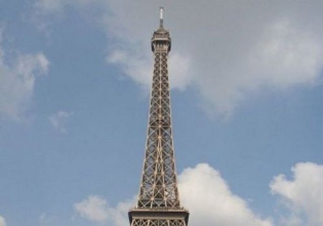 Eiffel Kulesi´nin tepesine çıkana kadar 1792 basamak vardır.