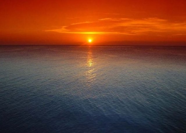 Bir insanın dünya yüzeyinde görebileceği en uzak mesafe ufuk çizgisiyle sınırlıdır, ve bu en fazla 5 km kadardır, bundan daha uzun mesafelerde Dünyanın şekli yuvarlak olduğu için kişinin vücudu eğim açısının, yani yüzey kasisinin arkasında kalır.