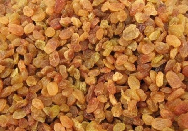 Bir bardak taze şampanyanın içine bir kuru üzüm atarsanız üzüm asansör gibi bardağın altından üstüne üstünden altına sürekli dolaşır.