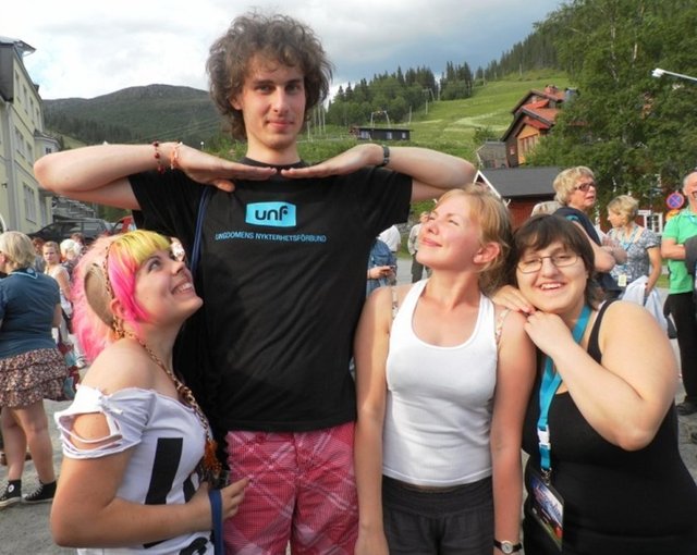 Ancak genetiksel olarak boyumuzun bir uzama limiti var ve bu insanlar arasında 2.28 metreyi çok nadir aşıyor.