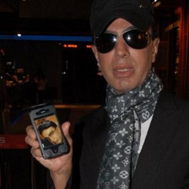 Geçtiğimiz ay dudaklarını silikon yaptırdığı haberleri çıkan Yılmaz Morgül, önceki gün City's de dudaklarının 14 yıl önceki halini telefonundan göstererek, '1996 yılındaki Elveda İstanbul albümümdeki fotoğrafa bakın. Dudaklarım aynı dudaklar' dedi.