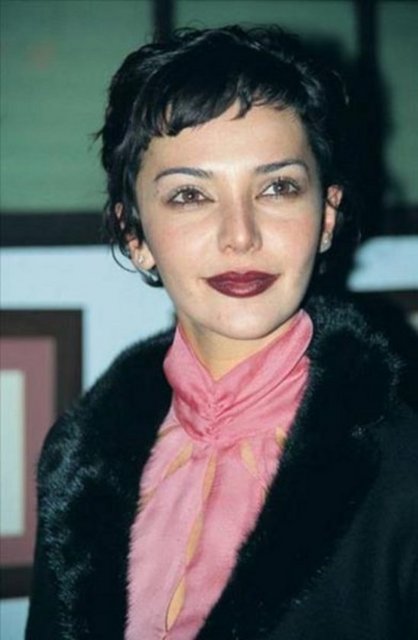 HANDE ÇOK FAZLA DEĞİŞMEDİ Mumu Kokulu Kadınlar adlı filmdeki cüretkar sahneleriyle dikkat çeken ve Antalya'da umut vaad eden kadın oyuncu ödülü alan Hande Ataizi de bir dizi estetik operasyon geçirdi.