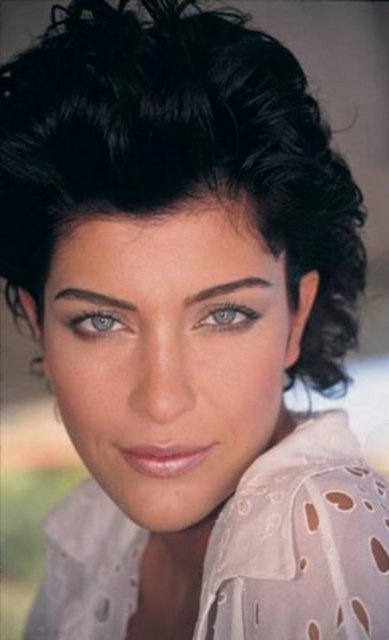 Yüzüne 6 ayda bir botoks yaptırıyor.