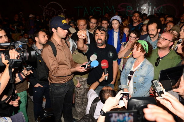 Açıklama yapan yönetmen Zeki Demirkubuz, 20 yıllık yönetmenlik kimliğini çıkararak kendini çapulcu ilan ettiğini ifade ederek, "20 yıllık yönetmenlik hayatımı kimliğimi bırakıyorum ve şuandan itibaren kendimi çapulcu ilan ediyorum. Sadece sosyalistler, ulusalcılar, çarşı grubu o bu değil. Bu ülkenin bütün vicdanlı insanlarına sesleniyorum. Bu iktidar başbakan tarihi ihya etmek isteyebilir. Bunu ben de herkes de anlayabilir. Bu ülkenin geçmişinde karanlık şeyler olmuş olabilir. Fakat burada ben burada ben siz milyonlarca insan beğenseniz de beğenmeseniz de bu cumhuriyetin ve bu yaşam biçiminin içinde büyüdü." diye konuştu.