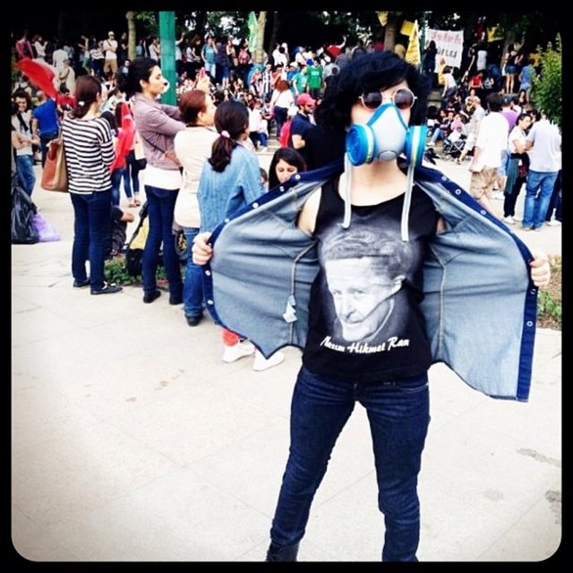 Yalan Dünya dizisinin yıldızlarından Gonca Vuslateri, gaz maskesi ve Nâzım Hikmet tişörtüyle poz verdi