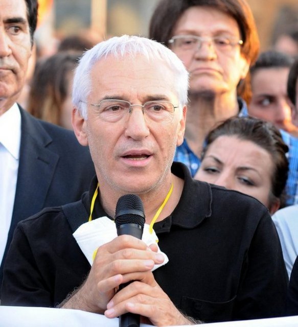 Sanatçılar yürüyüş boyunca 'Taksim Gezi Parkı Halkındır. Halkın kalmalı. Biber gazı kimyasal silahtır yasaklanmalı.