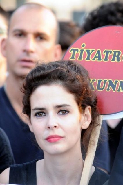 Konuşmasına sanatçı arkadaşlarını göstererek 'Buraya çapulculuk yapmak için geldik' şeklinde başlayan Zülfü Livaneli'nün bu sözleri büyük alkış topladı. Halkın herşeyi bildiğini söyleyen Livaneli, 'Halk yaratır, halk çıkarır, halk indirir. Mazlumun ahı, devirir şahı.