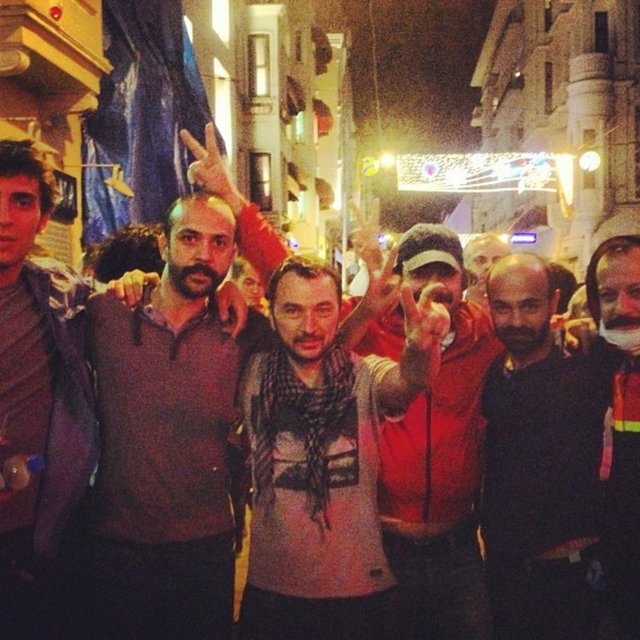 Sarp Akkaya, Uluç Bayraktar ve Rıza Kocaoğlu (en sağda) eylemler esnasında birlikteydi.