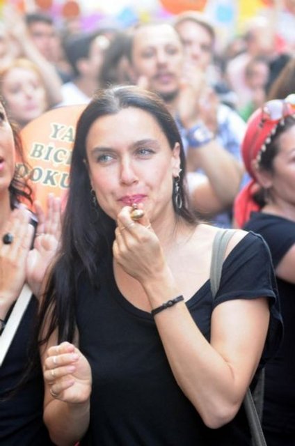 Tiyatro, Sinema, Edebiyatçı, Şair, Müzisyen yaklaşık 500 sanatçının saat 19.00'da Galatasaray Lisesi önünden başlayan yürüyüşüne Gezi Parkı eylemcisi binlerce insan katıldı.'Her yer Taksim her yer direniş', 'Direne direne kazanacağız' şeklinde slogan atan sanatçılar, Taksim Meydanı'na geldiğinde burada bekleyen kalabalık tarafından da büyük bir coşkuyla karşılandı. Sanatçılardan bazıları burada birer konuşma yaptı.