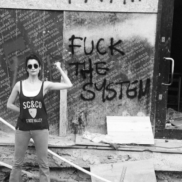 Ünlü model Beril Kayar (solda) Gezi Parkı protestoları boyunca sosyal medyadaki hesaplarından destek mesajları yayınlarken, Instagram'a siyah beyaz bu fotoğrafını yükledi.