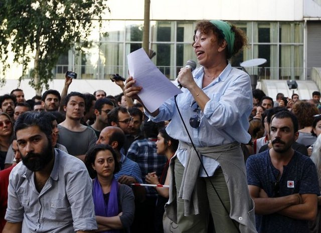 Yaşanan olayları medyanın tarafsız bir şekilde vermediğini ileri süren Sönmez, "Gezi Parkı direnişine karşı ana akım medyanın sansürcü tutumunu kınıyoruz. Biz bu ülkenin sinemacıları, sanatçıları ve yazarları olarak kendini Türkiye'nin önde gelen tarafsız medya kuruluşları olarak tanımlayan bazı yayın organlarının Gezi Parkı direnişiyle başlayan süreçte tarafsız haber ilkelerini hiçe sayan sansürcü ve yanlı tutumlarını kınıyoruz."