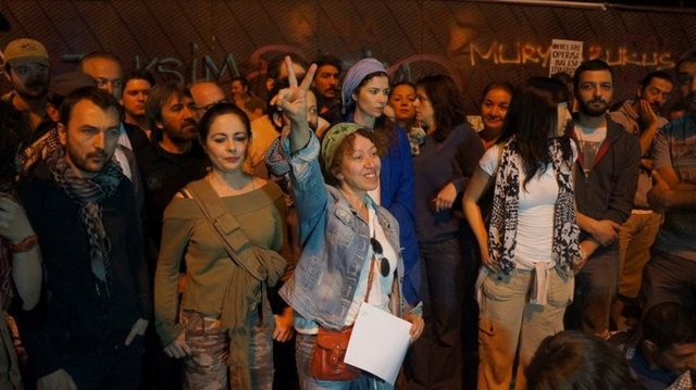 Sanatçılar adına açıklama yapan sinema ve tiyatro oyuncusu Şebnem Sönmez, ana akım medya kuruluşlarını kınadıklarını belirtti.