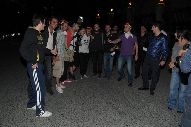 Tarkan, 3 saat kaldığı Gezi Parkı'ndan ayrılırken objektiflere zafer işareti yaptı.