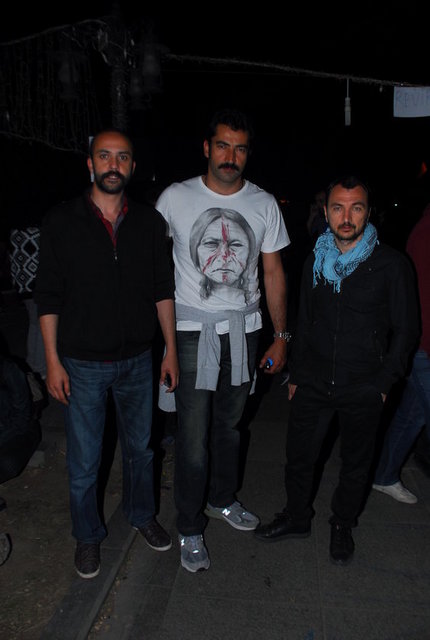 Ünlü isimler Gezi Parkı Eylemleri'ne destek vermeye devam ediyor. Gezi Parkı'na Apaçi tişörtüyle giden Kenan İmirzalıoğlu hayranlarıyla hatıra fotoğrafı çektirmekten yorgun düştü