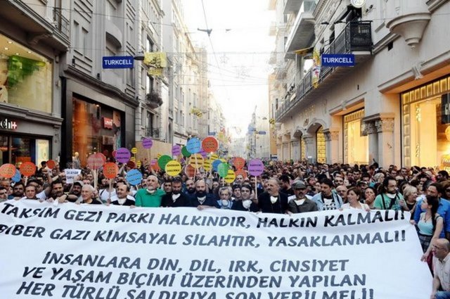 Aralarında Zülfü Livaneli, Volkan Konak, Yavuz Bingöl, Hüseyin Turan, Edip Akbayram, Cezmi Ersöz, Şevval Sam, Ali Rıza Binboğa, Pelin Batu, Şebnem Sönmez, İbrahim Karaca, Orhan Aydın, Barış Atay, Selçuk Yöntem, Hüsnü Şenlendirici, Can Dündar ve Grup Yorum üyelerin de olduğu sanatçılar Gezi Parkı eylemlerine destek vermek için Galatasaray Lisesi'nden Taksim Meydanı'na yürüdü.