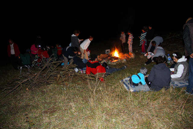 47. Kamp ateşinde yemek yemek