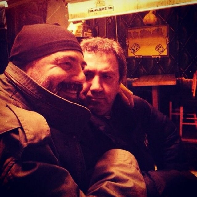 ENSEDEN SAÇ ALIP EKTİLERBir dava için adliyeye giden Oktay Kaynarca, hâkimin karşısına geçince kurallar gereği beresini çıkarmak zorunda kaldı.