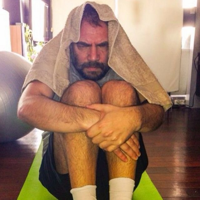 Eşinden boşandıktan sonra bir süre morali bozuk görünen Oktay Kaynarca, sonrasında adeta tekrar hayata dönmüştü. Önce sakallarını ve saçlarını kesmiş, sonra da oyuncu arkadaşlarıyla daha fazla görüşmeye başlayıp, sosyalleşerek eski günlerine dönmüştü.