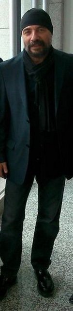 Adalet saçını buldu! Ünlü oyuncu Oktay Kaynarca bir süre önce saçlarını kısacık kestirdi ve ardından da bere takmaya başladı.