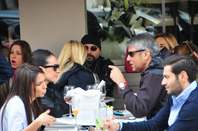 Kaynarca beresini çıkarınca ensesindeki izler ortaya çıktı. Ünlü sanatçının, ensesinden alınan saçları ön tarafa ektirdiği öğrenildi.