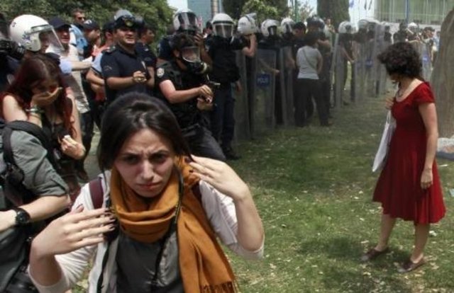 Reuters'ın internet sitesindeki "Editörün seçimi" blog'undaki 24 kare arasında ilk sırada yer alan fotoğrafta, polis memurlarından birinin Gezi Parkı'ndaki oturma eylemine katılan genç bir kadının yüzüne gaz sıktığı an ölümsüzleştirilmişti.