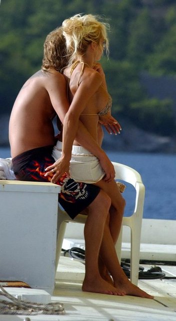 pamella-anderson-i-tommi-li-dzhons-na-yahte-smotret