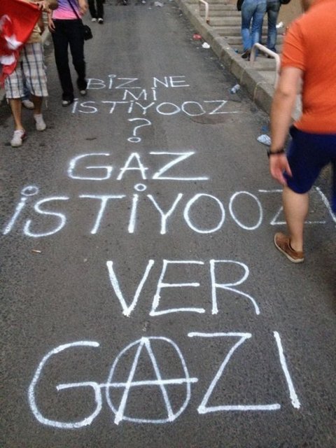 Sık bakalım sık bakalım... Biber gazı sık bakalım... Kaskını çıkar copunu çıkart... Delikanlı kim bakalım...