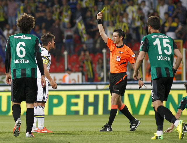 Sarı-Lacivertliler'in önemli isminin, karşılaşmanın ikinci yarısındaki hareketleri ve ağzından çıkan sözlerin ekrana yansıması herkesi çileden çıkardı.