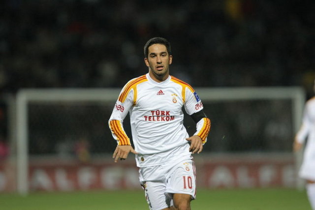 22 Kasım 2006 tarihinde Fransa'da Bordeaux ile oynanan Şampiyonlar Ligi maçında rakibi Jurietti'nin yaptığı harekete sinirlenen Arda Turan, rakibine kafa attı. Kırmızı kart gören Arda, UEFA'dan 3 maç ceza aldı. Zidane da, Fransa-İtalya 2006 Dünya Kupası final karşılaşmasında, kendisine küfür eden İtalyan Materazzi'ye aynı şekilde kafa atmıştı.