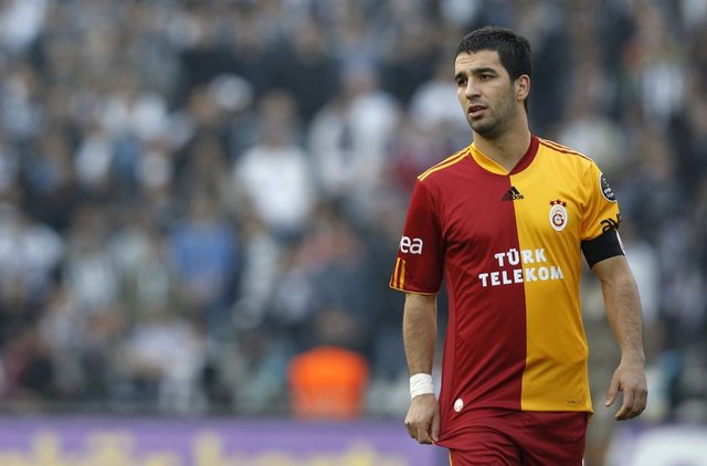 ARDA TURAN- -  - CANER'E YUMRUK ATTI - Galatasaray'da oynadığı dönemde antrenmanda tatsız bir olay yaşandı. İdman maçında Arda, kendisine sert giren Caner'e çıkıştı. "Kim oluyorsun sen ya" yanıtını alınca da takım arkadaşına yumruk attı. Dudağı patlayan Caner güçlükle yatıştırılırken, Arda'ya, "Kimsin lan sen? Adam mısın" diye bağırmayı sürdürdü. Bu sırada kavgayı yatıştırmak isteyen Sabri'nin de Caner'in tokadına maruz kaldığı görüldü. Ancak saha dışında çok iyi arkadaş olan Arda ile Caner kısa süre içinde barıştırıldı.