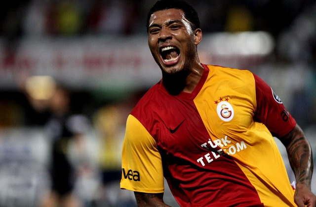 7 ARALIK 2009 - Kazım'ın adı bu kez bir skandalla anıldı. Genç oyuncu, eski Real Madrid'li Roberto Carlos ve Brezilyalı diğer takım arkadaşları Gökçek Vederson ve Bilica'yla birlikte bir otel odasında seks partisi düzenlemiş, partiden sonra ise lüks otelde çalışan bir temizlikçinin odada bulduğu kelepçelerle skandal patlak vermişti.