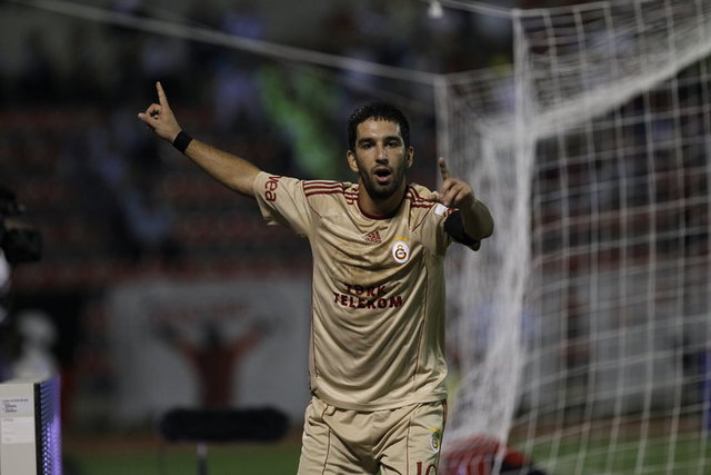 Tarih 12 Nisan 2009.. Galatasaray - Fenerbahçe derbisi 0-0 sona erdi. Karşılaşmanın son dakikasında ortalık savaş alanına dönmüştü. Yaşanan gerginlikte Arda Turan, Fenerbahçeli Semih'in boğazına sarılmıştı.