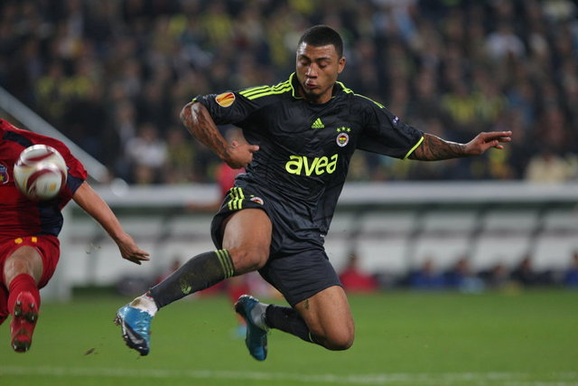 KAZIM KAZIM: 21 KASIM 2009 - HAKEME KÜFÜR ETTİ: Yer İnönü Stadı... Beşiktaş ve Fenerbahçe kozlarını paylaşıyorlar... Sahaya ilk 11'de çıkan Kazım, maçın yan hakemine küfür ettiği gerekçesiyle mücadelenin 75. dakikasında gördüğü kırmızı kartla oyun dışı kaldı.